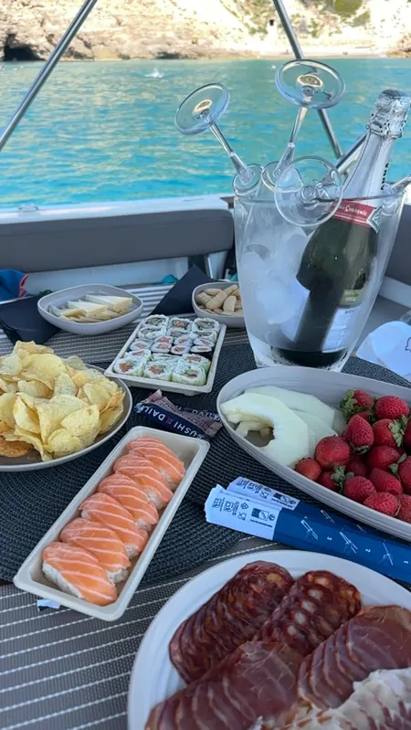 Aperitivo a bordo con cava y sushi
