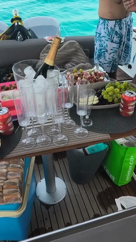 Grupo disfrutando a bordo