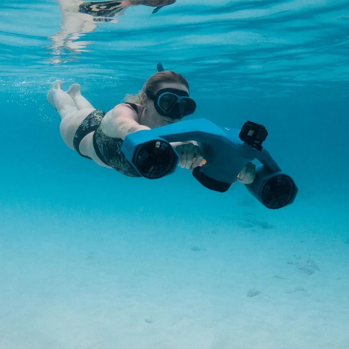 Sea Scooter Jobe Infinity Pro en acción bajo el agua